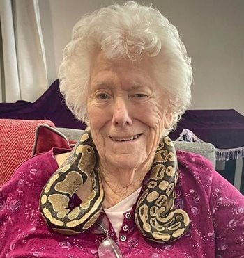 Making hiss-tory – Sutton care home welcomes animal friends 