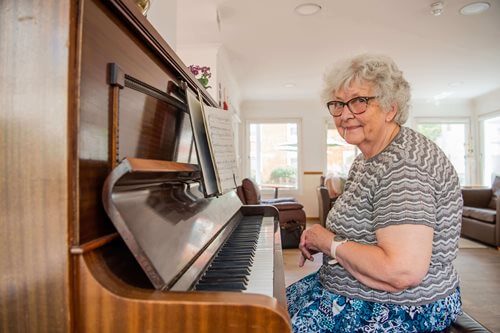 Manor Lodge - Manor Lodge piano